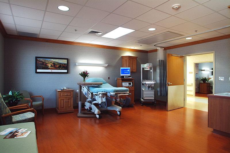 大医院卧室的内景照片. 木地板和冷灰色墙壁.